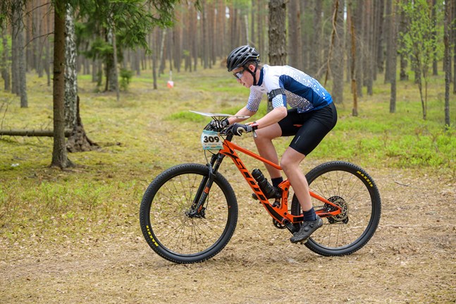 Rasmus Huhtamäki nosade på medalj under i stort sett hela mästerskapshelgen och fick sin belöning i söndagens stafett.