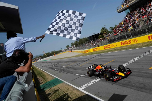 Red Bulls Max Verstappen vann ett dramatiskt Spaniens GP.