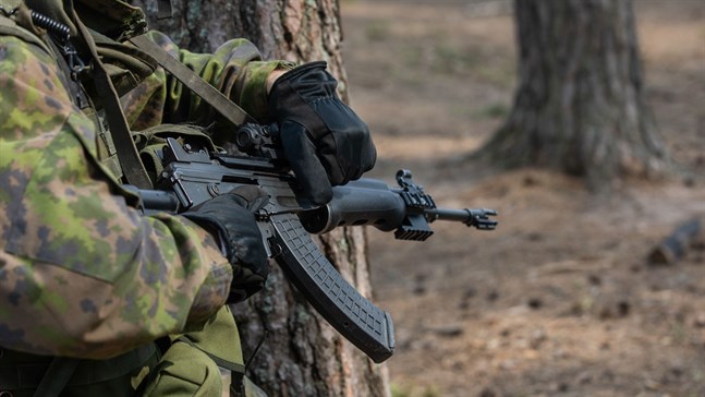 Den enskilda finländska soldatens personliga vapen är ett så kallat stormgevär av modellen RK62. Snart kan civila som deltar i frivilliga försvarskurser komma att få öva sig i att använda dem.
