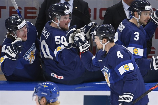 Mikko Lehtonen (nummer 4) är hela VM-turneringens bästa back. Han säger till Vasabladet att han har laddat inför Tjeckienmatchen med bastu och korv.