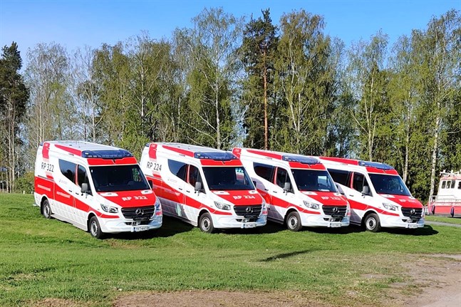 Ambulanserna som är stationerade i bland annat Närpes och Kristinestad ska bytas ut. De nya bilarna blir vita.