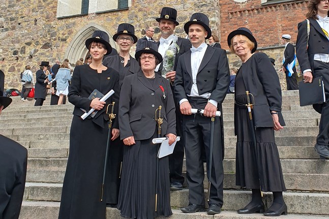 På bilden finns från vänster: Johanna Nordmyr (rötter i Yttermark), Ann-Sofie Smeds-Nylund (Töjby), Anna-Greta Olsio-Tuisku (Finby), Johan Storgård (rötter i Övermark), Josef Gullmets (rötter i Finby) och Britta Hannus-Gullmets (Finby). Dessutom promoverades Ann-Christina Kjeldsen, f. Korsbäck, med släktrötter i Övermark.