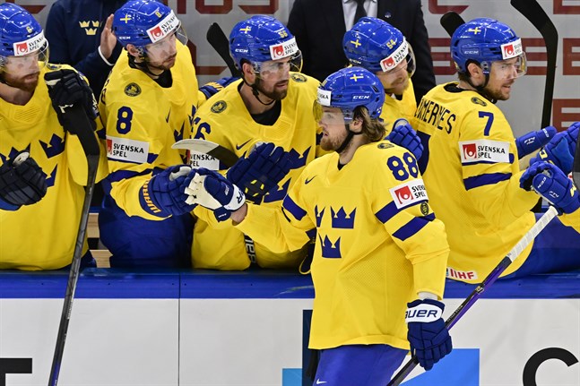 William Nylander gratuleras av lagkamraterna i båset efter sitt 1–0-segermål.