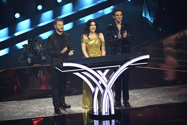 Programledarna Alessandro Cattelan, Laura Pausini och Mika hade kontakt med de olika juryerna under finalen i Turin. Rösterna från sex länder diskvalificerades. Arkiv.