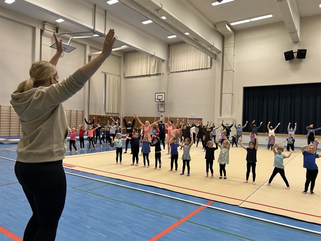 Regissören Sarah Bergkulla har filat på detaljerna med Lappfjärdsgymnasterna inför lördagens danssaga.