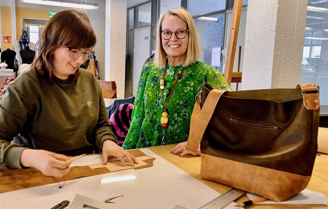 Mirka Nivunkijärvi har designat och tillverkat en väska i renskinn. Lis-Mari Jansson har bistått med sakkunskap.