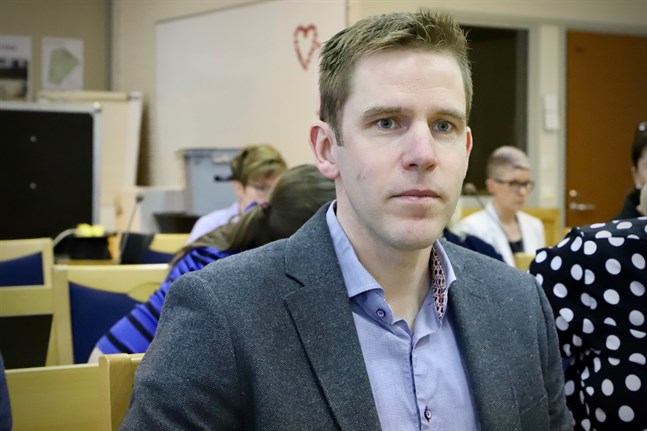 Mikael Appel, kommunikationschef på Polisinrättningen i Österbotten, föreläser ofta om nätbedrägerier. Det är lätt hänt att äldre blir bedragna.