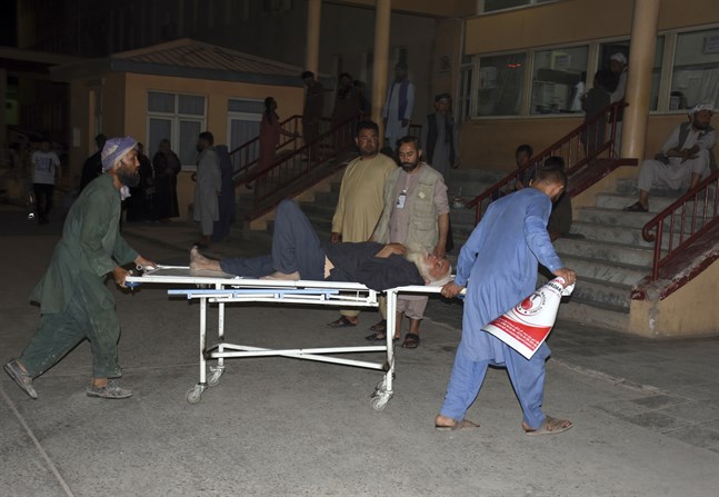 En skadad man förs till vård efter bombdådet i Mazar-e-Sharif i norra Afghanistan.
