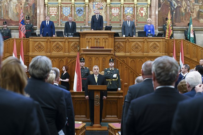 Viktor Órban (i mitten) i parlamentet i Budapest, då han tidigare i maj inledde sin fjärde mandatperiod som premiärminister.