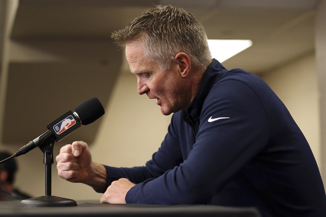 Golden State-tränaren Steve Kerr slår näven i bordet och kräver strängare vapenlagar i USA.