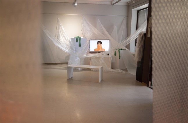 När Joakim Finholm och Anneli Holmström byggde den utställning som de just nu visar på Galleri Artista i Karleby tillsammans med Janette Ayachi använde de sig av en del bubbelplast.