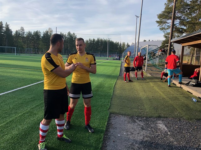 PeFF tog säsongens andra seger. Gabriele Tasco (t.v.) gjorde 3–0 och Robin Westerlund 4–0.