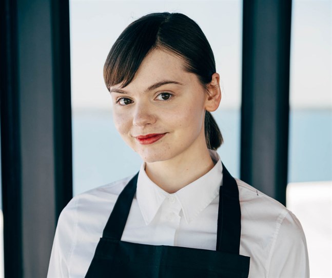23-åriga Natasha Henriksson är en av åtta finalister i tävlingen Årets servitör.