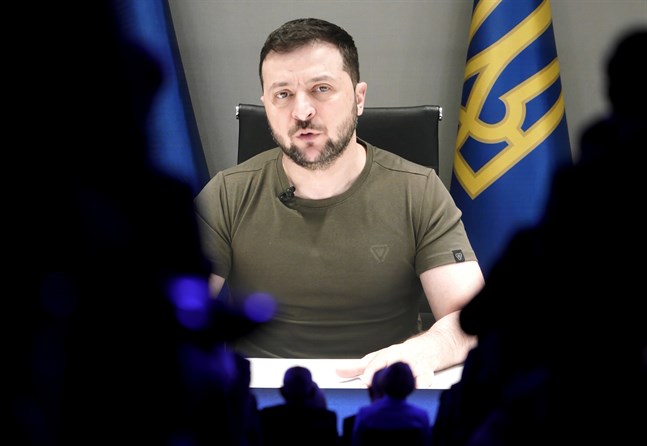 Ukrainas president Volodymyr Zelenskyj då han talade på distans till Världsekonomiskt forum i Davos, Schweiz.