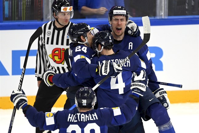 Finland firar Marko Anttilas kvittering, som betydde 2–2 knappa fyra minuter in i andra perioden.