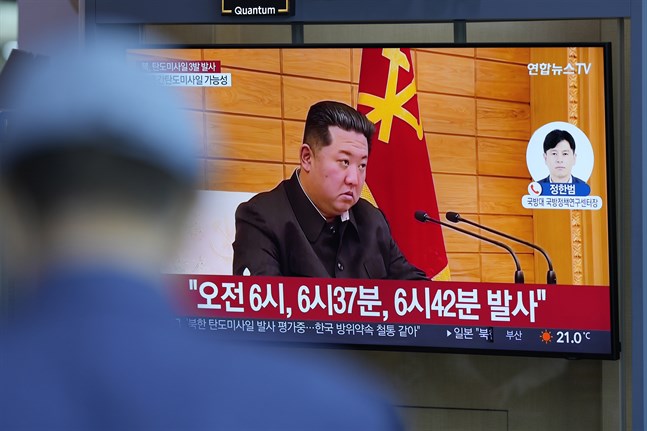 Nyhetsrapportering på en skärm på en tågstation i Seoul i Sydkorea om Nordkoreas senaste test på onsdagen.