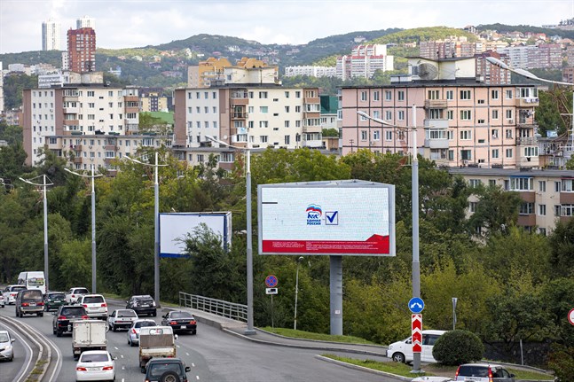 Två kommunister uttryckte krigsmotstånd, om än utan att använda ordet krig, när ett regionparlament samlades i Vladivostok. Här gör maktpartiet Enade Ryssland reklam vid en av stadens vägar. Arkivbild.