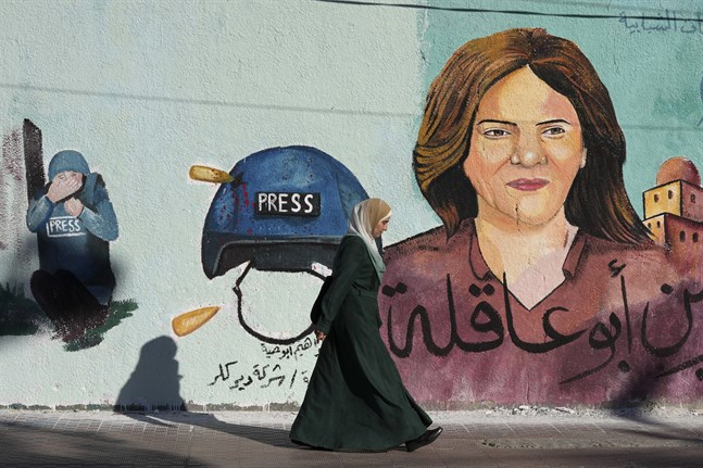 En väggmålning i staden Gaza hyllar journalisten Shireen Abu Akleh, som sköts ihjäl på Västbanken. Arkivbild.