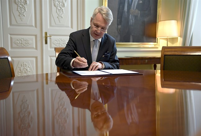 Finlands utrikesminister Pekka Haavisto signerar Finlands ansökan om Natomedlemskap.