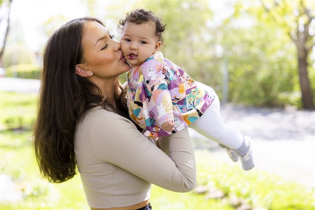 Frida Rosengård från Närpes har alltid velat bli mamma. I januari fick hon dottern Diora.
