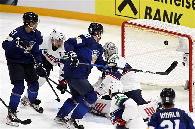 Lagkaptenen Valtteri Filppula (längst till vänster) blev målskytt i powerplay mot USA i gruppspelet. Då vaktade Strauss Mann det amerikanska målet. I kväll är det Bostonmålvakten Jeremy Swaymans tur.