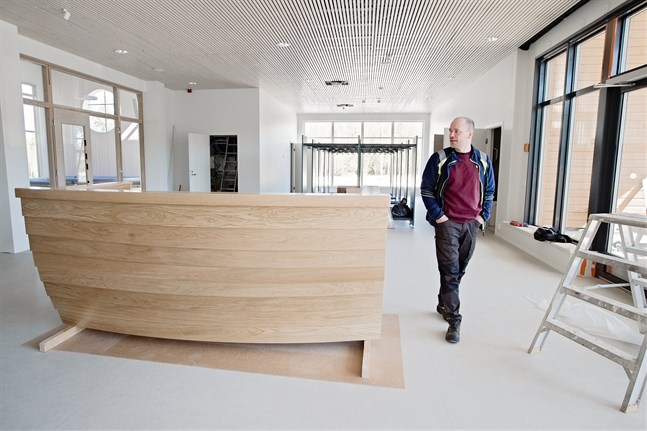 Altaret har byggts av DA-Wood i Bosund. Det finns flera orsaker till att det fick formen av en båt, enligt ordföranden Krister Björkskog.