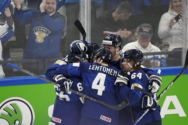 Sakari Manninen gör 2–1 i powerplay och Lejonen firar.