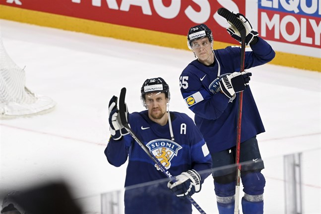 Marko "Mörkö" Anttila och Atte Ohtamaa tackar publiken efter semifinalen i Tammerfors.