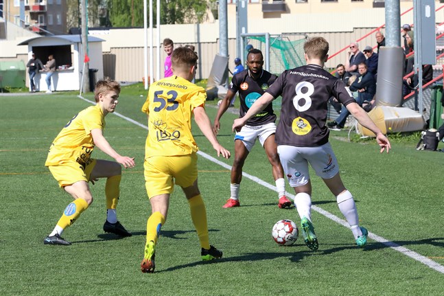Teemu Järvenlahti försöker hitta Jasper i den förra matchen mot OLS i slutet av maj. I Uleåborg hittade han målet.