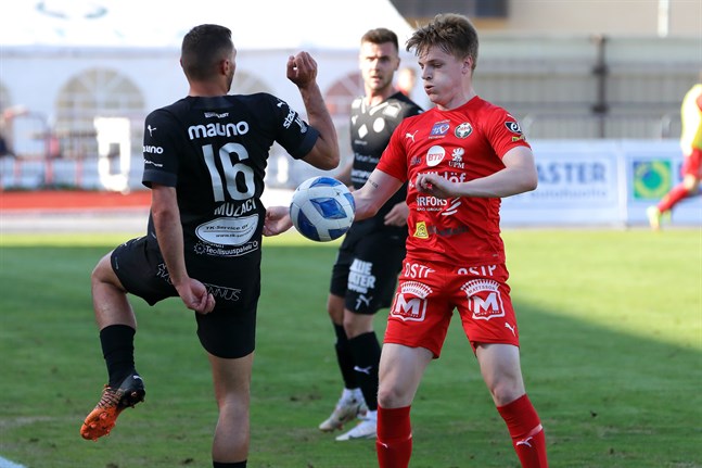 Aron Bjonbäck spelade 90 minuter med JBK mot VIFK i onsdags och börjar på bänken mot TPS. Bilden är från mötet i Jakobstad i slutet av maj.