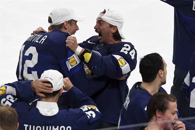 Marko Anttila och Hannes Björninen jublar efter att ha fixat VM-guldet.