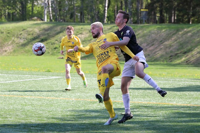 Benjamin Östman i JBK uppvaktar den tidigare Jarospelaren Samu Alanko i OLS.