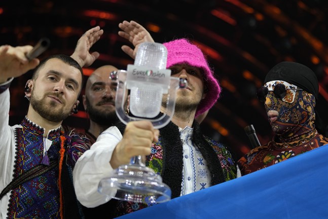 Kalush Orchestra efter sin seger i Eurovision Song Contest.