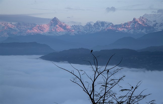 Vy från staden Pokhara, en populär turistdestination i Nepal. Arkivbild.