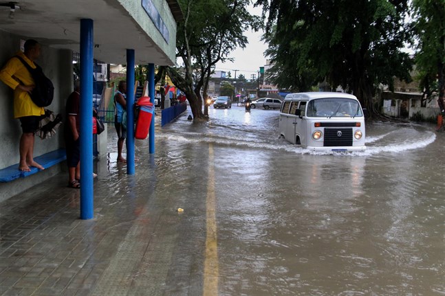En översvämmad gata i staden Recife, i delstateb Pernambuco.