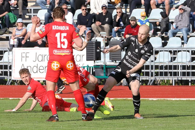 Markus Kronholm var central då Jaro tog kontroll över bollen, men Jesper Karlssons TPS var mera effektivt. Här inför Jim Myreviks vakande ögon i mötet i Jakobstad.