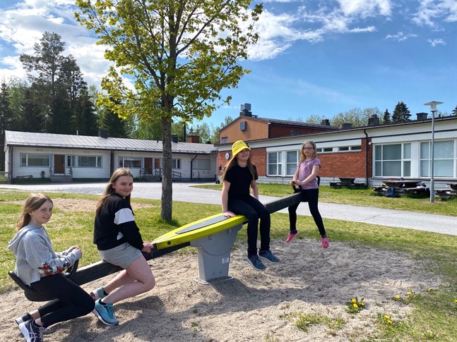 Ja, men vi väger ju ojämt, svarar Ida Knuts längst ut till höger då jag ber henne och kompisarna Cornelia Blomqvist, Wilma Klemets och Hayley Fors om en bild med gamla bostadslängan i bakgrunden som ska ge plats för ett nybygge, ett nybygge som en oenig styrelse röstade om och där stadsdirektörens förslag om att lägga bygget på is förlorade.