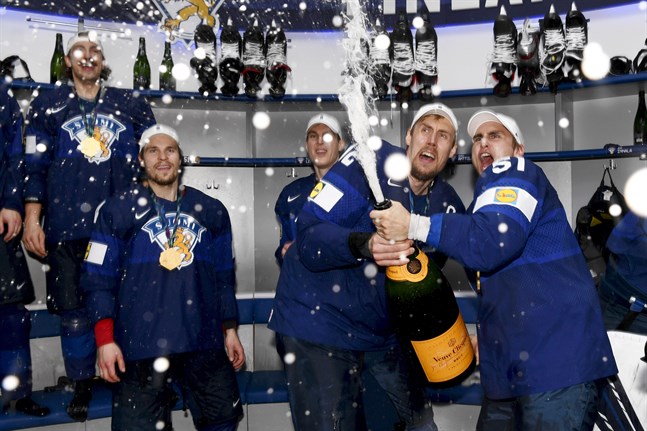 Marko Anttila och Valtteri Filppula korkar champagnen i omklädningsrummet.