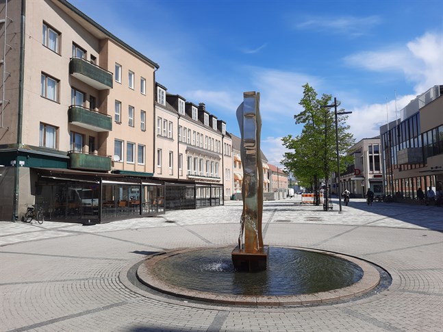 På måndagen var det skummande såpvattnet utbytt i fontänen på gågatan i Jakobstad.