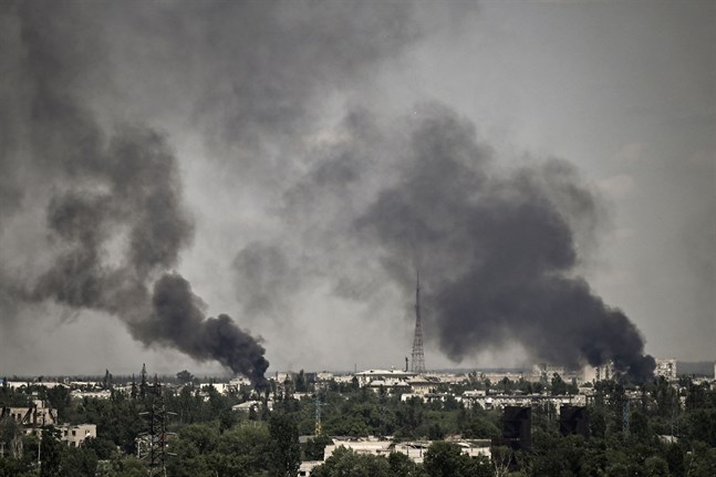 Rök ovanför Sievjerodonetsk den 30 maj under den 96e dagen av kriget i Ukraina.