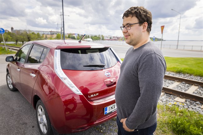 Så här nöjd är Christian Granlund med den elbil han köpte långt innan kriget fick bränslepriserna att skjuta i höjden.