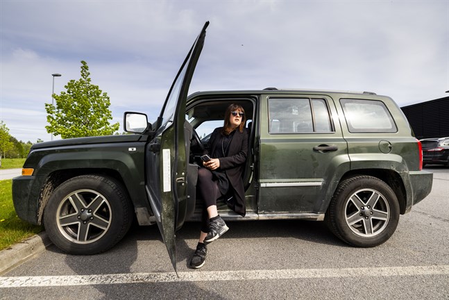 Jeepen från 2016 ser tuff ut men har inte särskilt stor motor vilket Nina Ehrstöm gläder sig åt nu. Det blir ändå dyrt varje gång hon ska tanka.