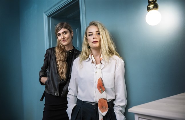 Kärlek och anarki skildrar konflikten mellan ett rationellt yttre och ett känslomässigt inre. "Vi föraktar känslor och tycker att de är löjliga, samtidigt är de vår enda möjlighet till verklig förändring. Känslor får både oss och samhällen att förändras – så för mig är det en politisk kraft i det här", säger regissören Lisa Langseth.