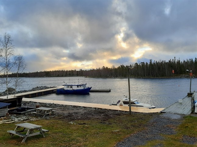 I november blev den nya bryggan klar vid naturstationen på Kummelskär. Nu finns det gott om plats för sommarens båtgäster.