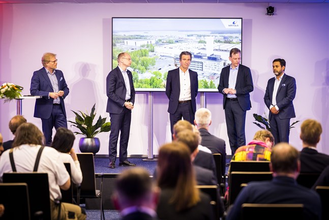 Sean Fernback, i mitten, besökte Vasa i samband med invigningen av Sustainable Technology Hub.