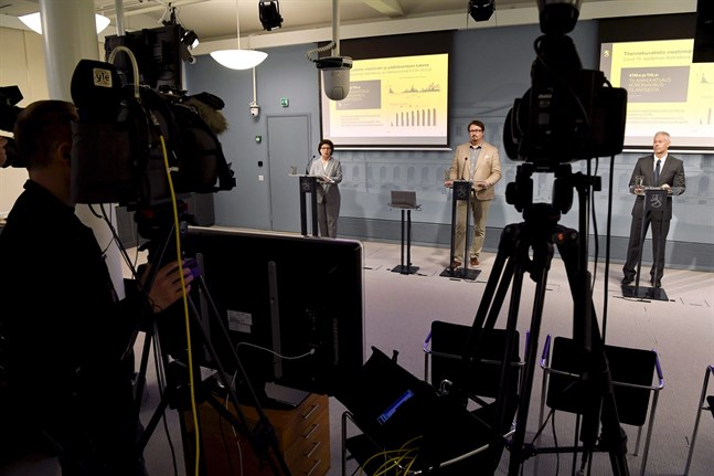 Coronaeexperterna Liisa-Maria Voipio-Pulkki, Mika Salminen och Taneli Puumalainen deltog i det sista informationsmötet, såsom de gjort så många gånger på torsdagar under de senaste två åren.