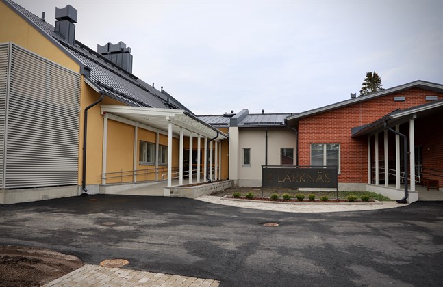 Fyra närvårdare som i flera år vikarierat på Lärknäs har nu fått fast anställning på halvtid.