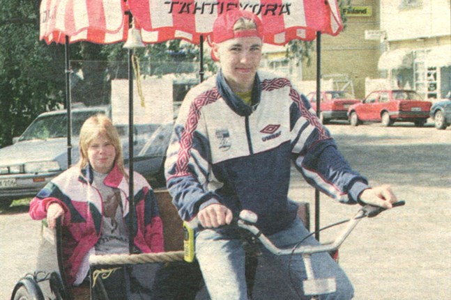 Annika Hakala från Seinäjoki på semester i Kristinestad prövar komforten i cykeltaxin som framförs av Mika Penttilä.