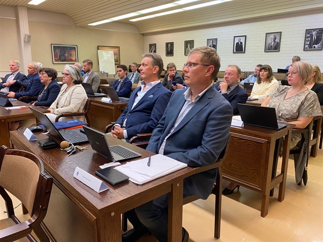 Ja eller nej till en miljon euro i tilläggsbudget till skolbygget i Munsala blev en utdragen historia. Det blev ett enhälligt ja på Robert Blomqvists förslag, som betyder att miljonen finansieras genom att skjuta fram högstadiebygget och inte genom ett nytt lån.