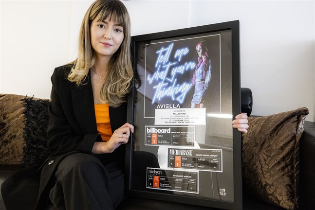 Nellie Fors håller den plakett som visar att hon haft en listetta på den amerikanska Billboardlistan med låten "Tell me what you're thinking" som hon skrev för artisten Aviella.